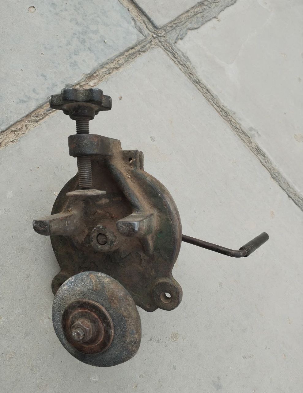 أدوات يدوية