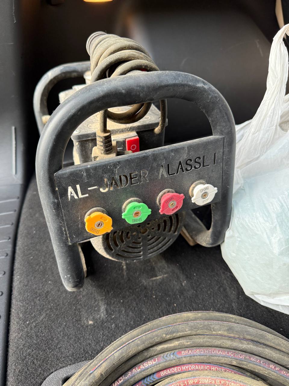 معدات تنظيف وضغط مياه