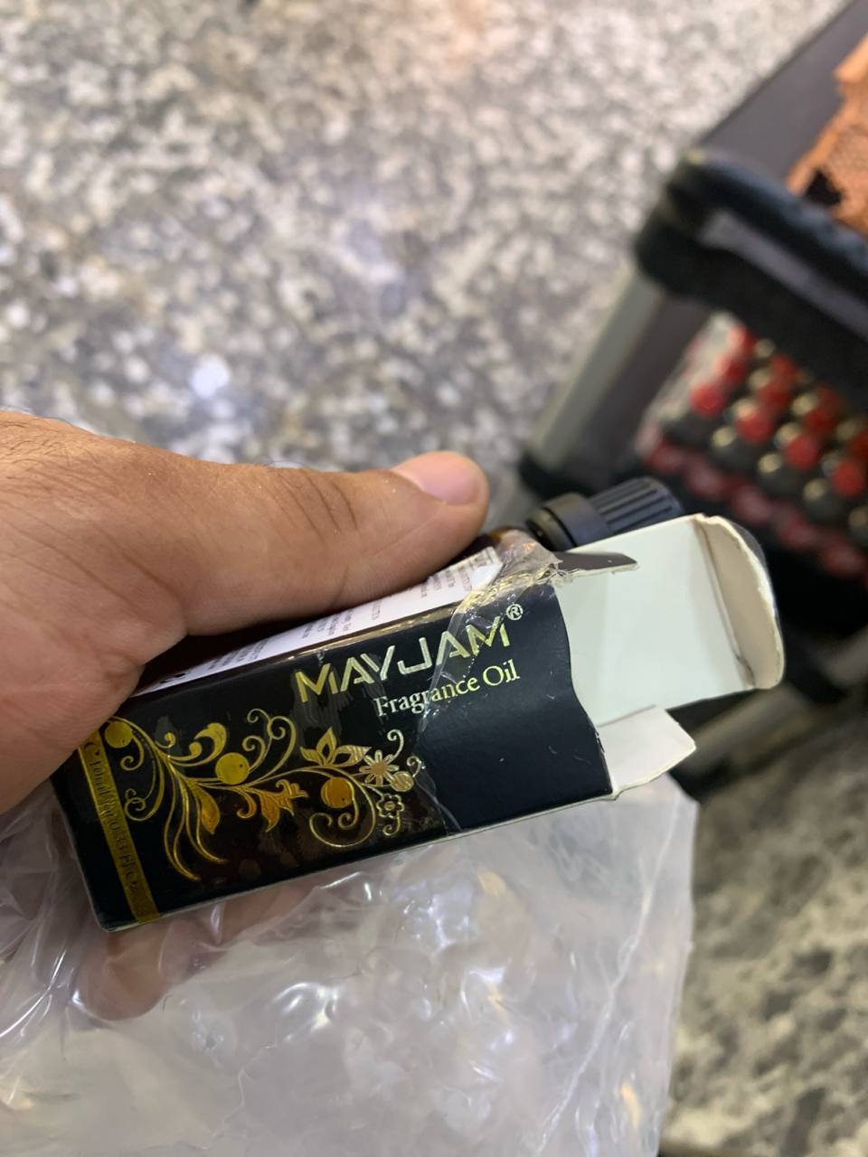 عطور وزيوت عطرية