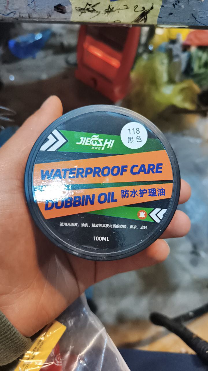 منتجات العناية بالأحذية والجلود