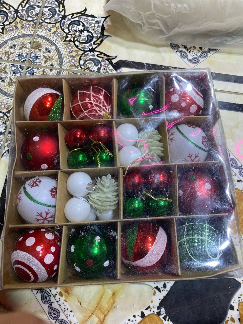 زينة شجرة ونوافذ