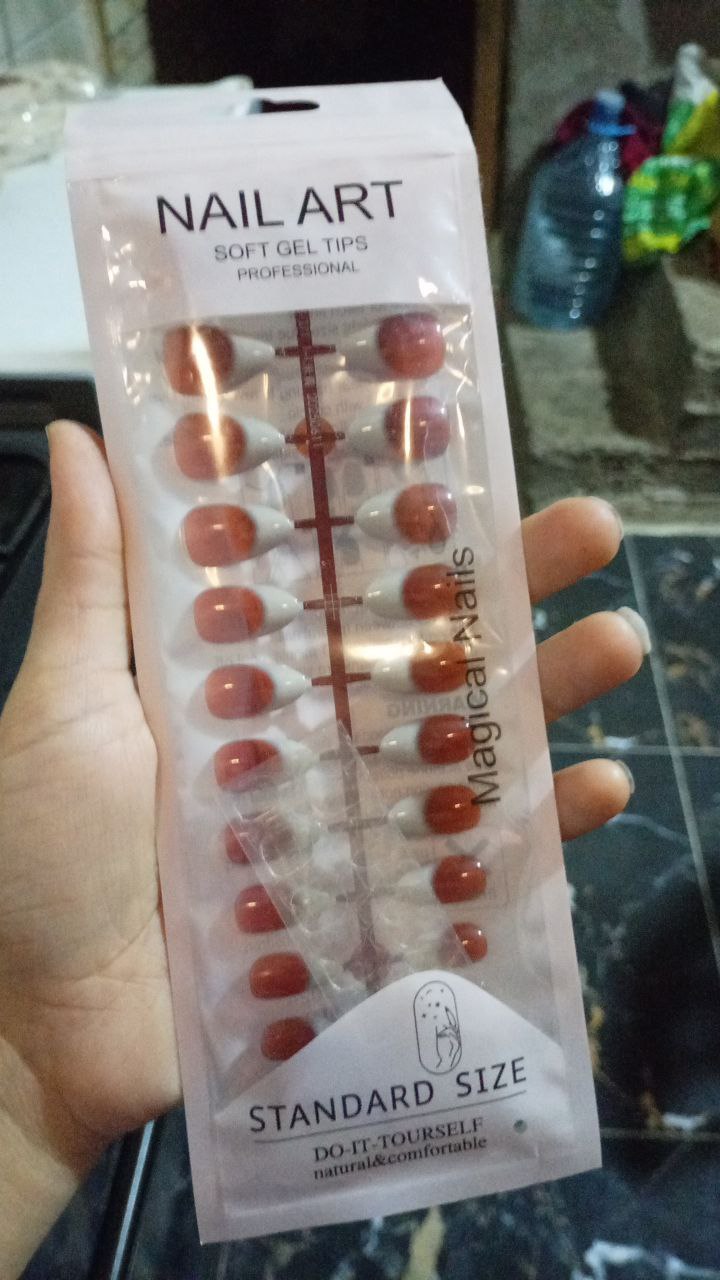 مستحضرات تجميل / أظافر صناعية