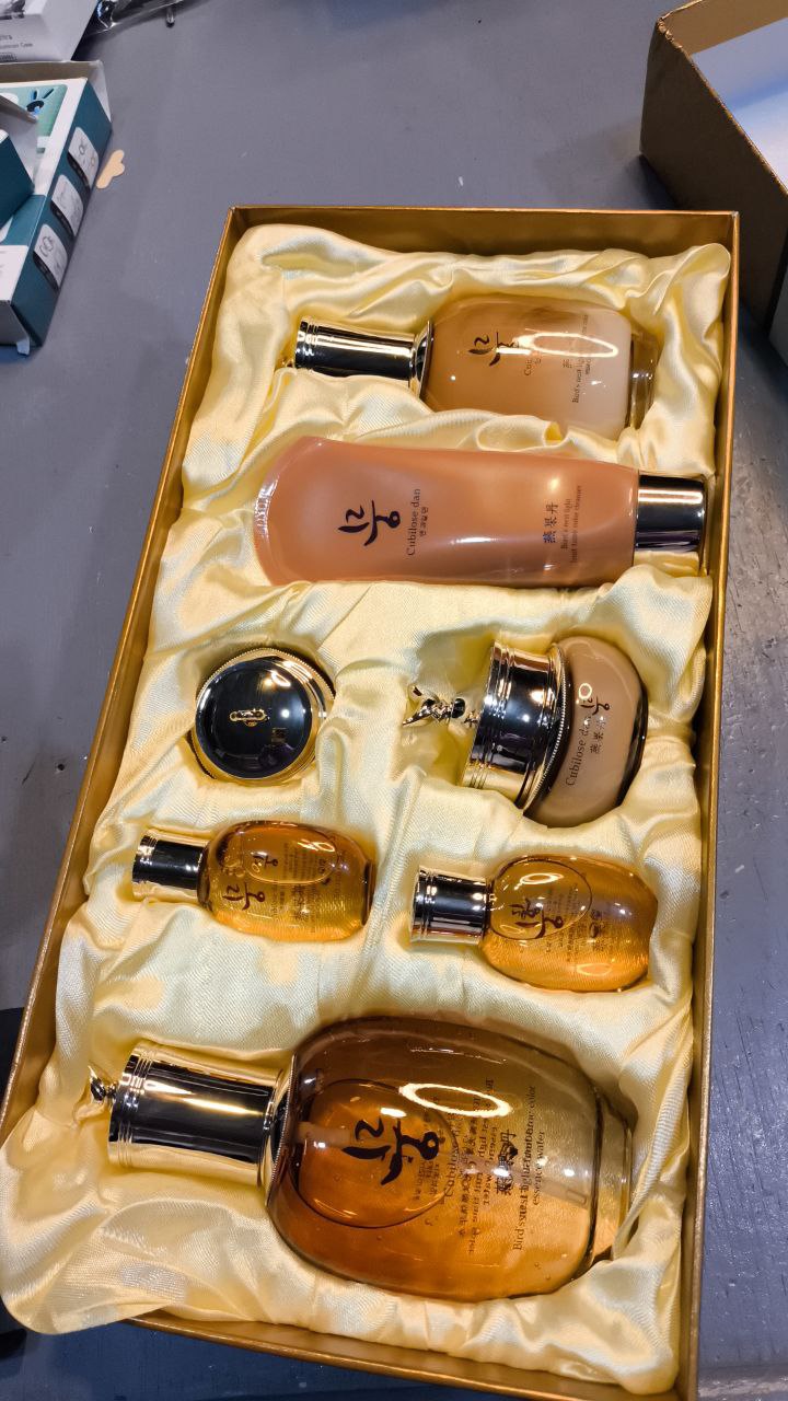 مستحضرات تجميل / عناية بالبشرة