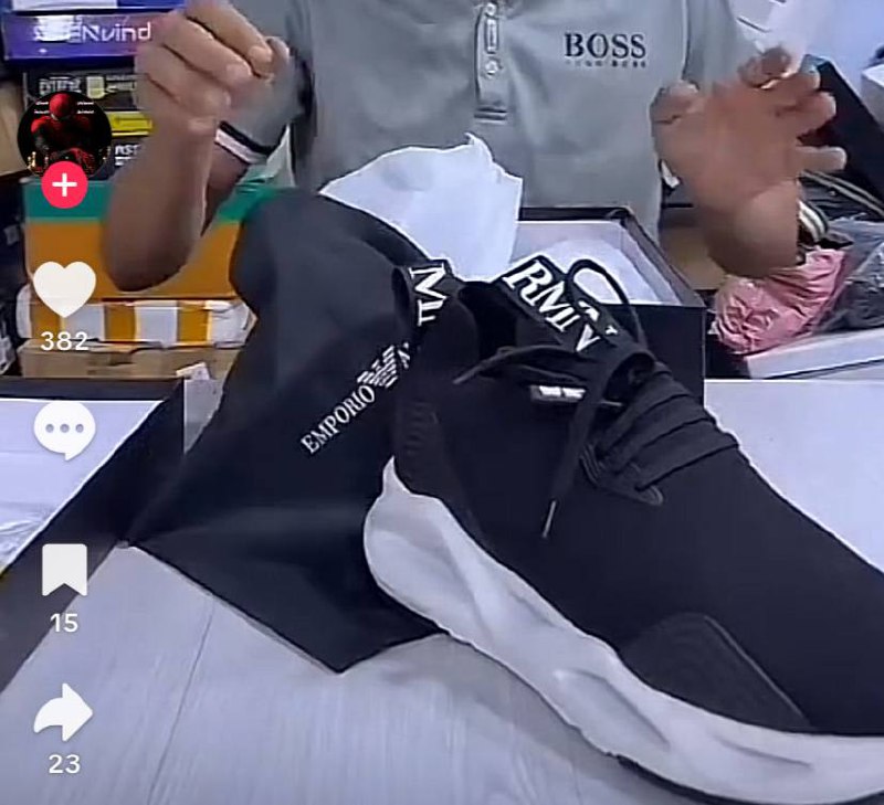 أحذية رياضية