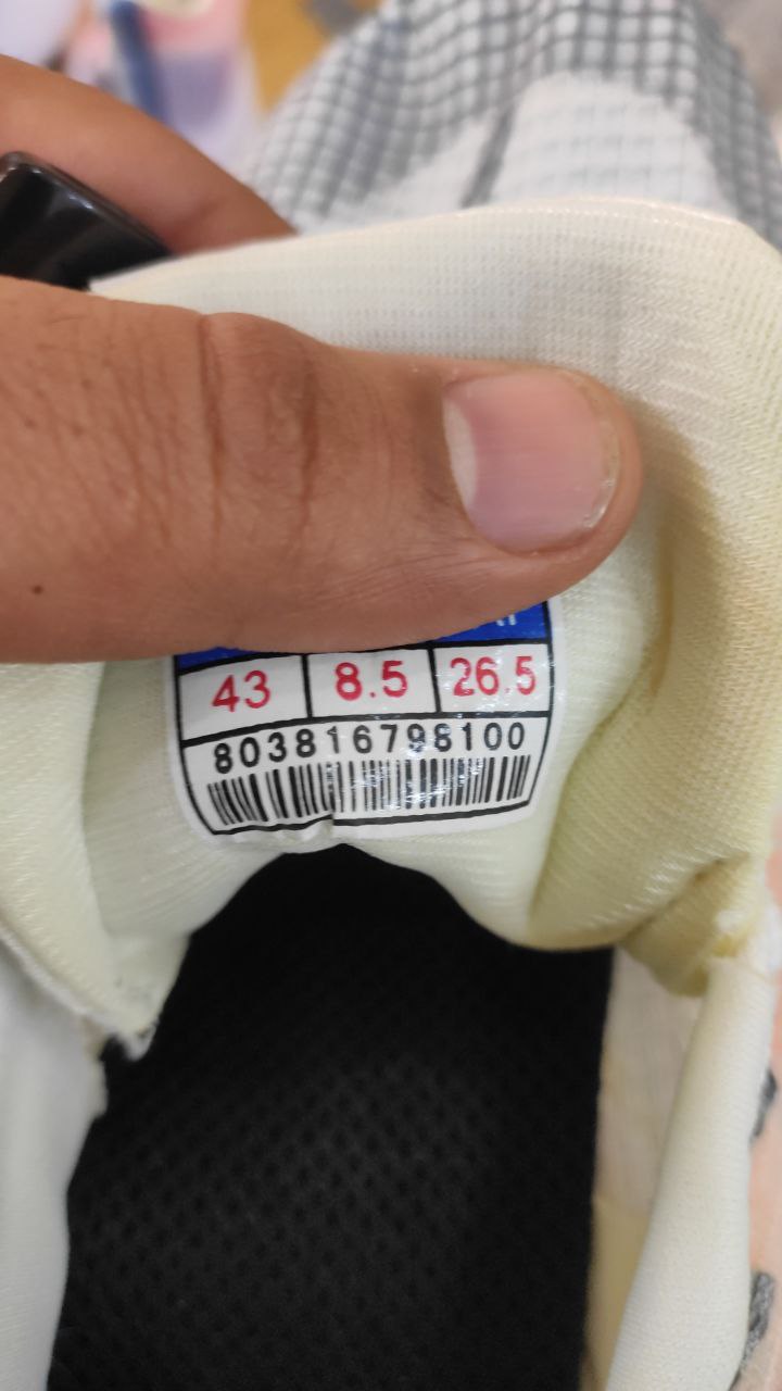 أحذية رياضية