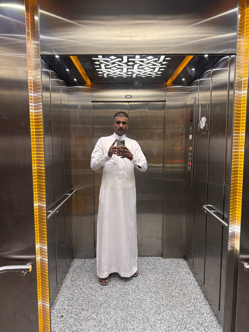 مصاعد وسلالم كهربائية