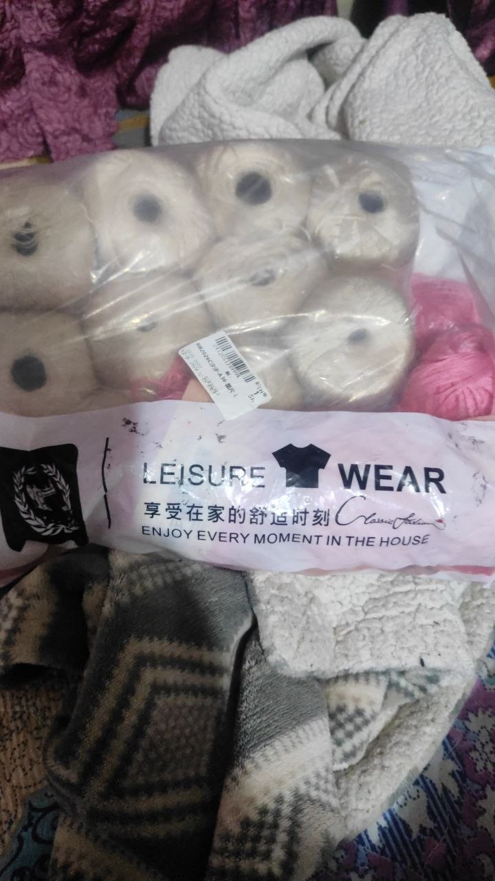 أدوات حياكة وملابس منزلية