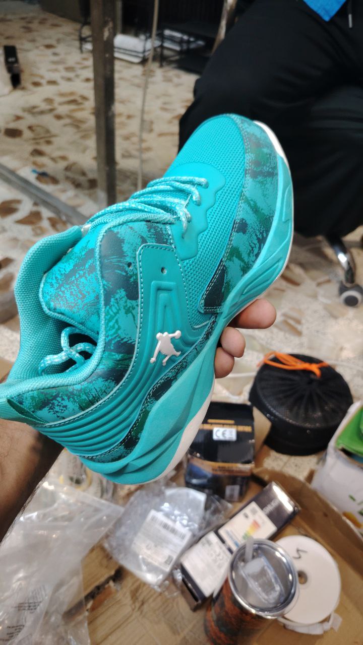 أحذية رياضية