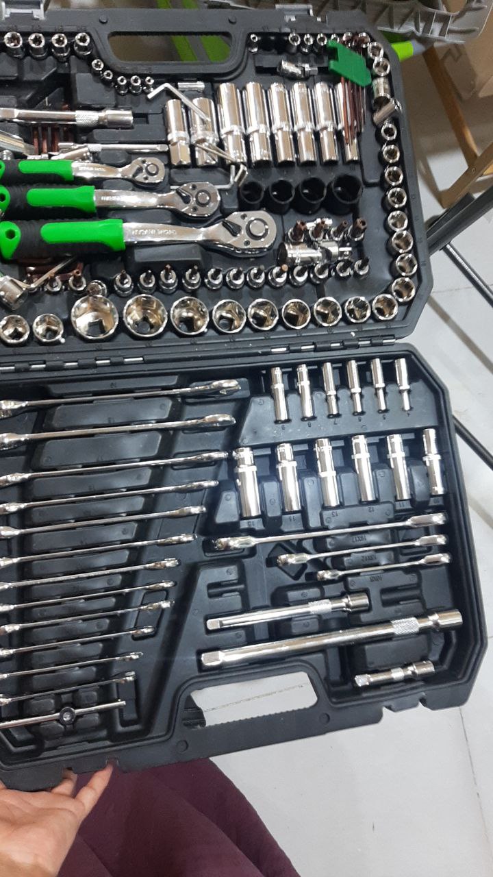 أدوات يدوية