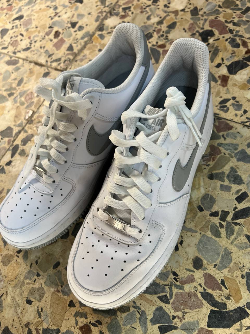 أحذية رياضية