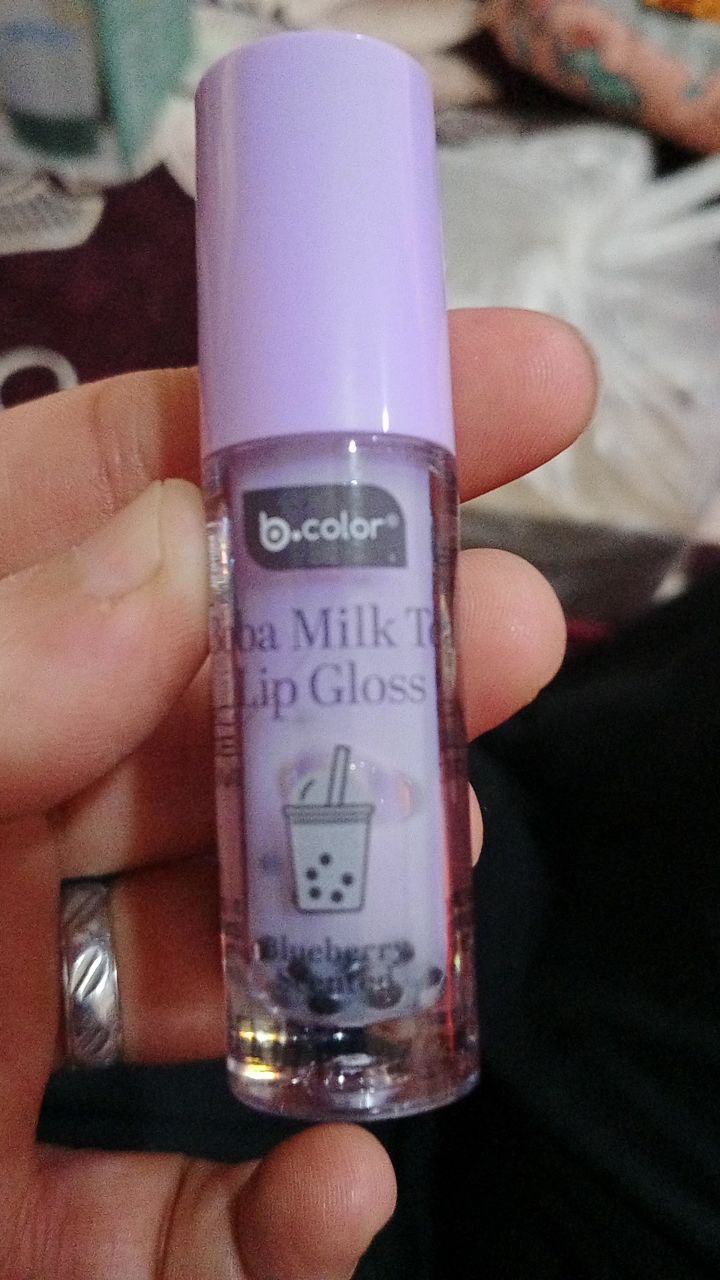 منتج تجميلي / ملمع شفاه